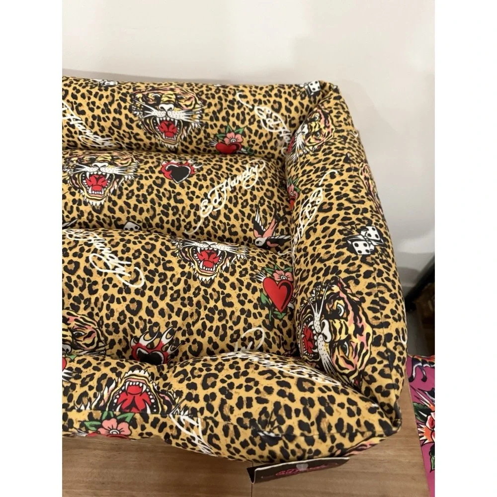 Ed Hardy Pet Cuddler Pet Dog Bed Medium 28x22 Leopard Tiger Hearts Plush NWT